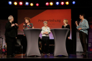 Podium der Preisträgerinnen mit Moderatorin Andrea Blome