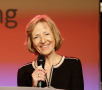 Preisträgerin Sylvia Groth Preisträgerin am Mikrofon