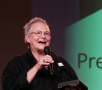 Preisträgerin Uta C. Schmidt am Mikrofon