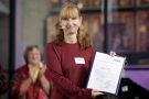 Preisträgerin Sonja Eismann vom Missy Magazine  mit Urkunde