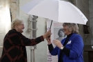 Monika Salzer überreicht einen Schirm der OMAS GEGEN RECHTS an Stifterin Sigrid Metz-Göckel