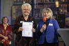 Monika Salzer und Stifterin Sigrid Metz-Göckel
